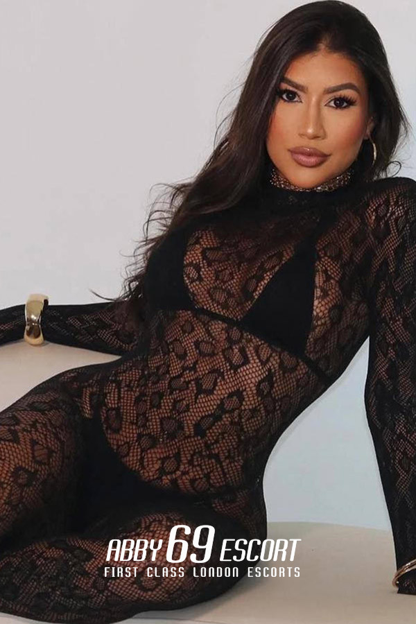 34C Mini London Escort