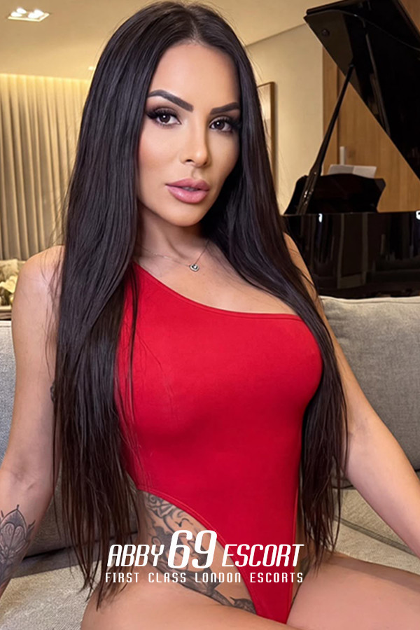34C Natural Busty London Escort