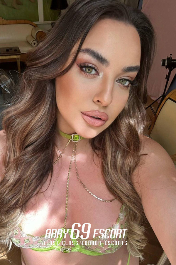 32B Young Teen London Escort