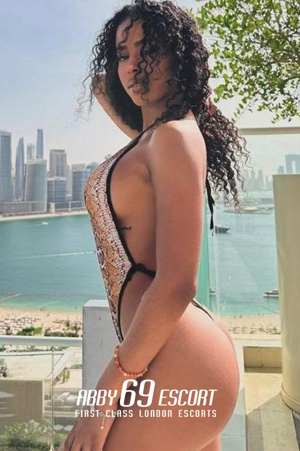 34B Curly Mulatto London Escort