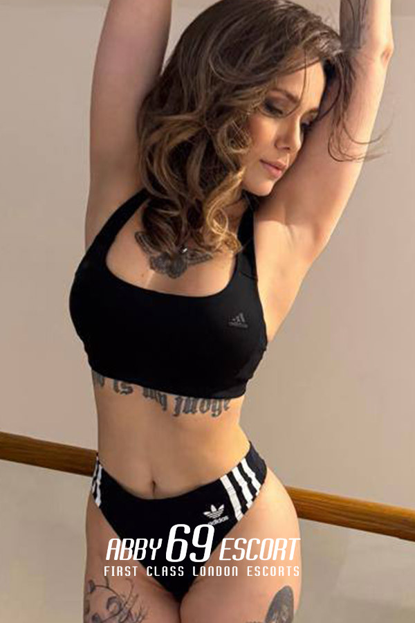 32B Mommy London Escort